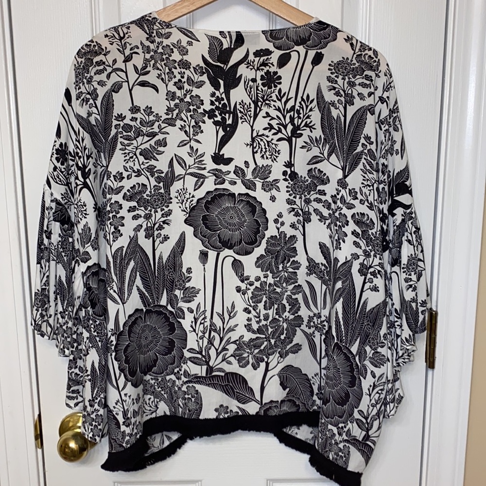 Coco + Carmen Women's White Black Floral Open Cardigan OS - Picture 6 of 8